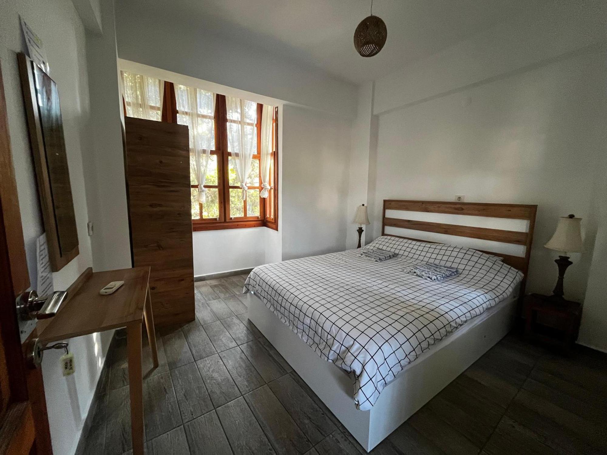 Kuyu Beergarden Hostel Анталия Екстериор снимка