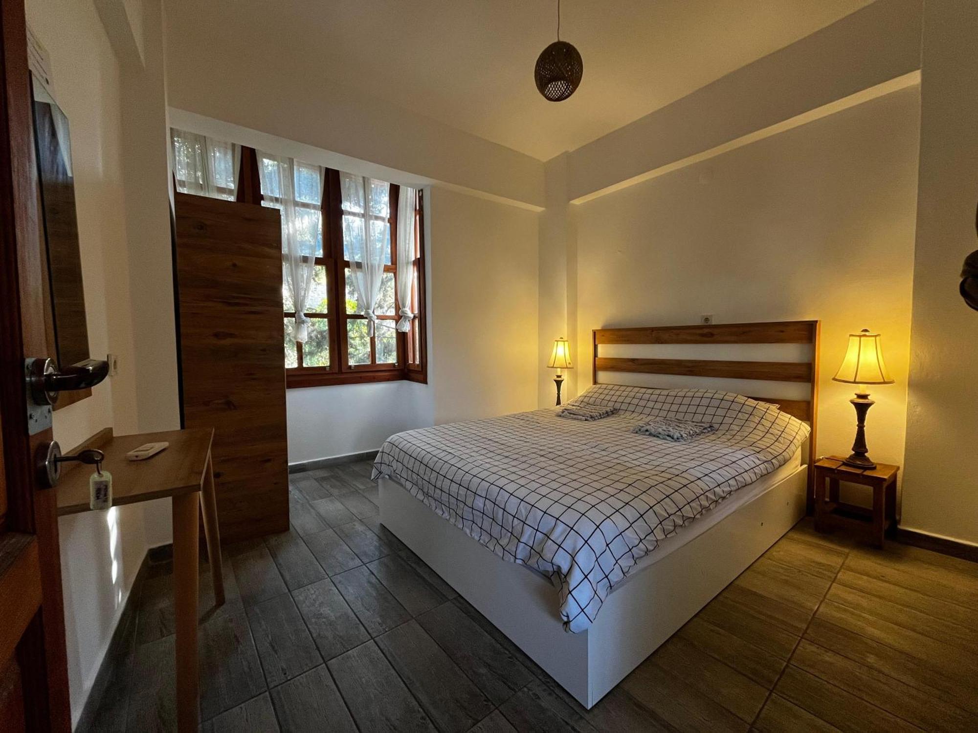 Kuyu Beergarden Hostel Анталия Екстериор снимка