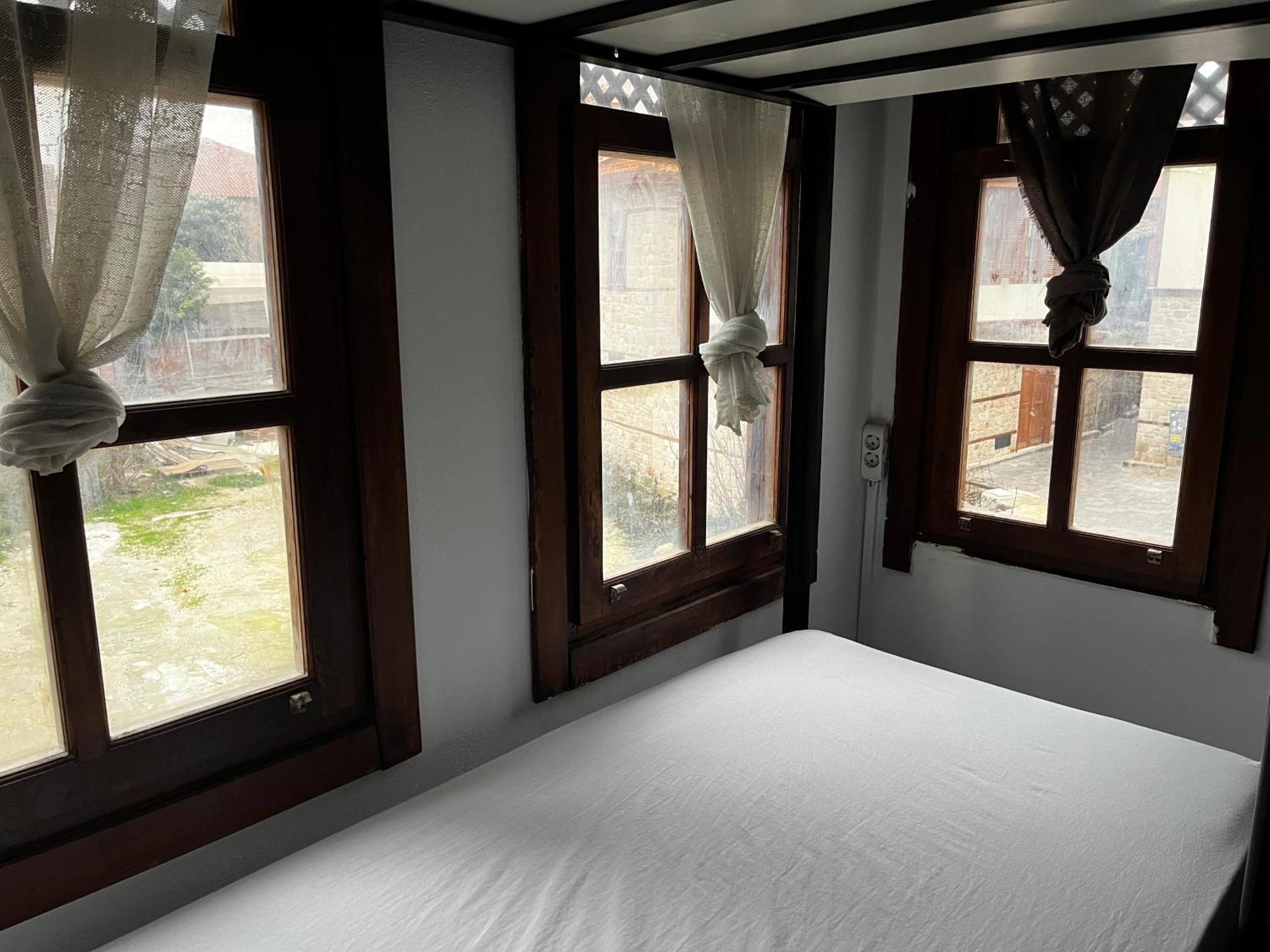 Kuyu Beergarden Hostel Анталия Екстериор снимка