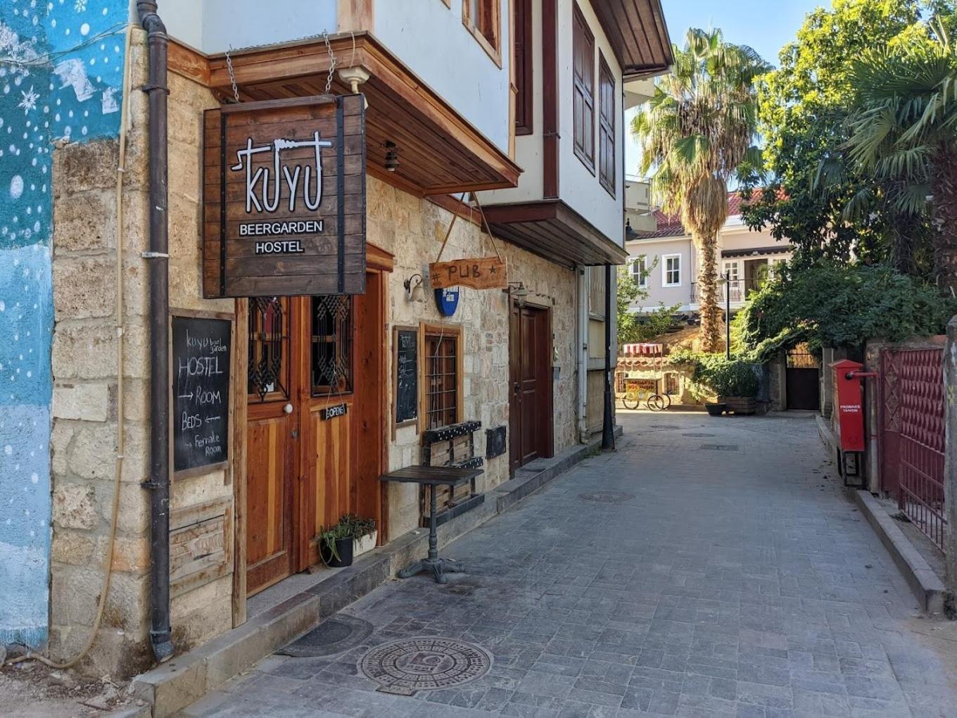 Kuyu Beergarden Hostel Анталия Екстериор снимка